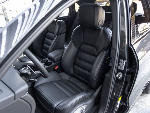 Certified 2026 Porsche Macan AWD/4WD image 5