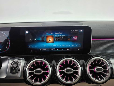 Used 2021 Mercedes-Benz GLB 250 image 25
