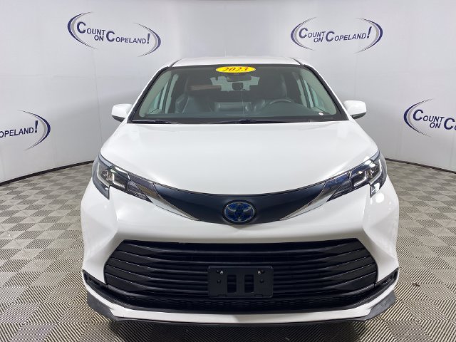 Used 2023 Toyota Sienna LE FWD image 2