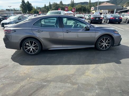 Used 2023 Toyota Camry SE image 4