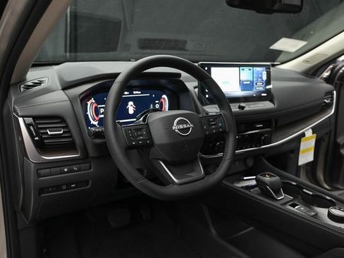 Used 2025 Nissan Rogue Platinum w/ Tech Package image 31