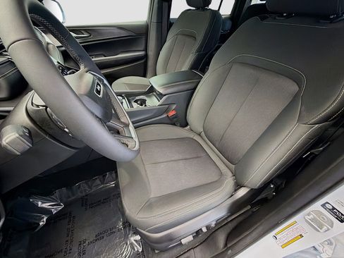 Used 2025 Jeep Grand Cherokee Laredo image 11