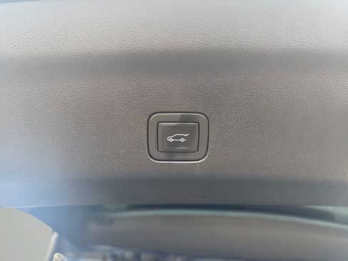 Used 2025 Chevrolet Tahoe Premier image 17