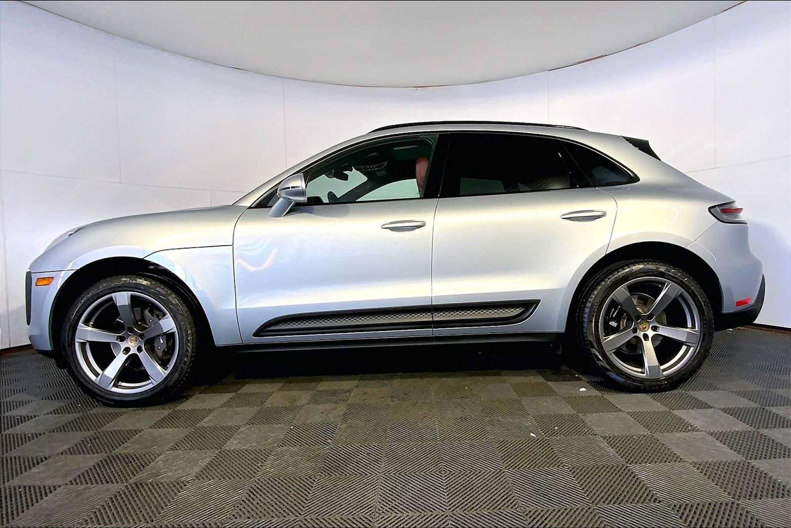 Certified 2023 Porsche Macan AWD/4WD image 2