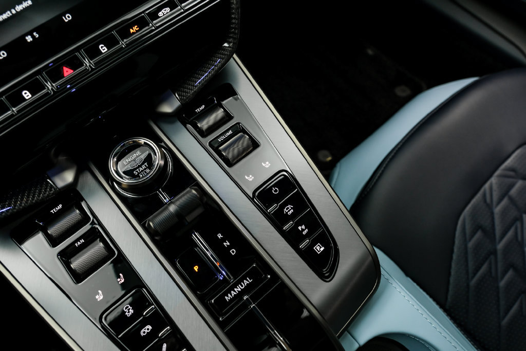 Used 2025 Aston Martin Vanquish RWD image 31