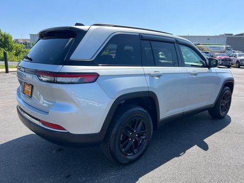 Certified 2025 Jeep Grand Cherokee Laredo X w/ Luxury Tech Group I AWD/4WD image 8