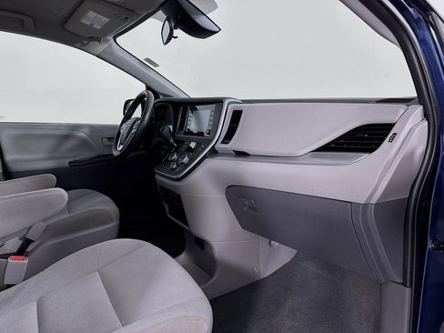 Certified 2020 Toyota Sienna L FWD image 29