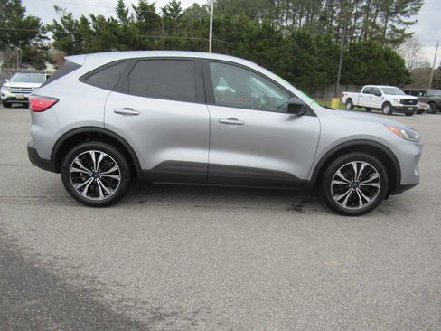 Used 2022 Ford Escape SE w/ SE Sport Appearance Package AWD/4WD image 4