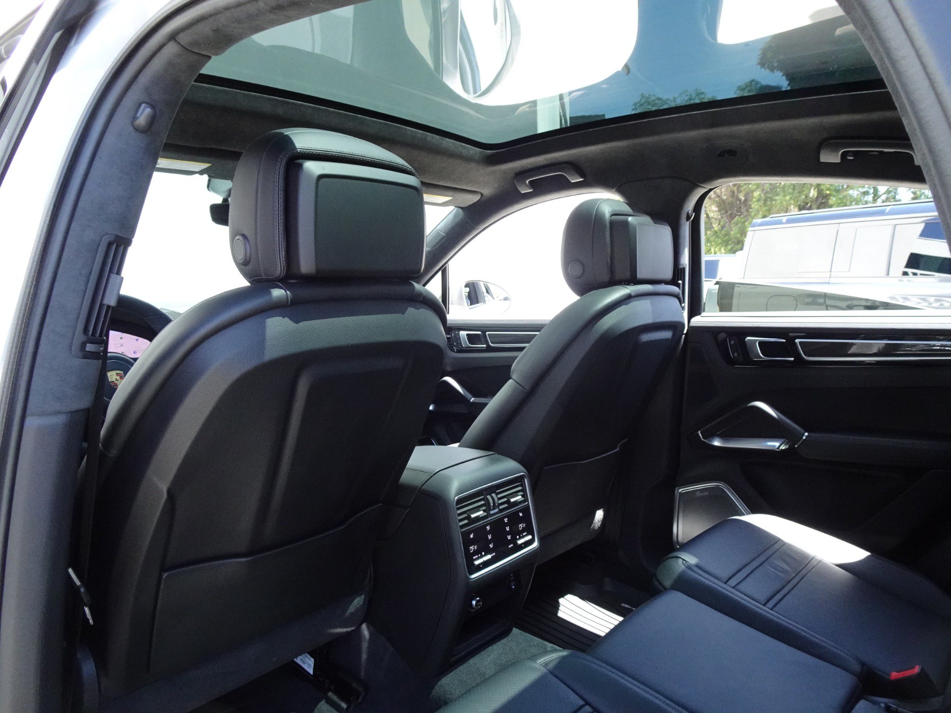 Used 2023 Porsche Cayenne Turbo w/ Premium Package Plus (PI3) AWD/4WD image 17