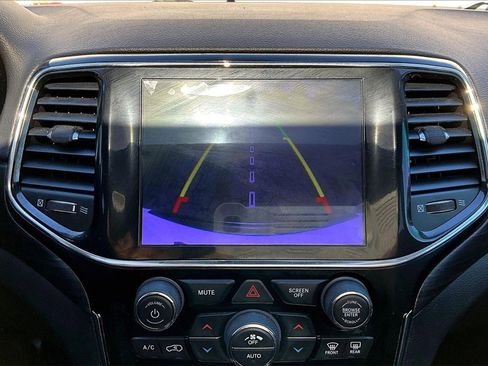 Used 2019 Jeep Grand Cherokee Laredo image 14