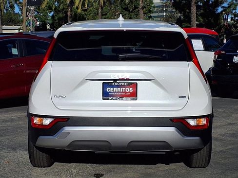 Used 2025 Kia Niro LX image 4