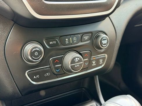 Used 2020 Jeep Cherokee Trailhawk w/ Cold Weather Group AWD/4WD image 16
