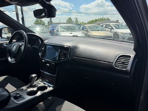 Used 2019 Jeep Grand Cherokee Laredo AWD/4WD image 15