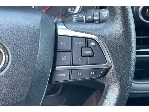 Used 2021 Toyota Highlander L FWD image 37