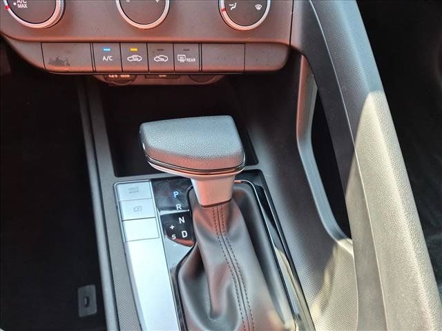 Used 2026 Hyundai Elantra SE FWD image 12
