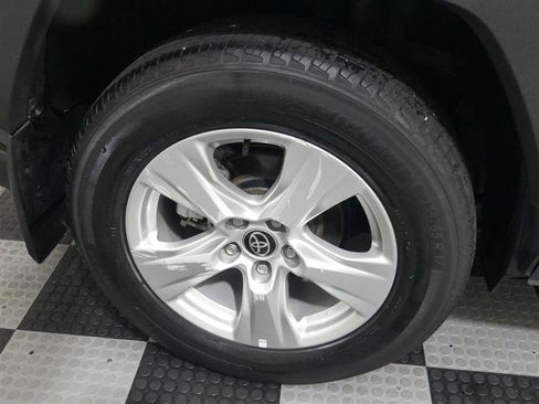 Used 2021 Toyota RAV4 XLE w/ Convenience Package AWD/4WD image 17