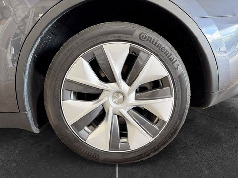 Used 2022 Tesla Model Y Long Range AWD/4WD image 29