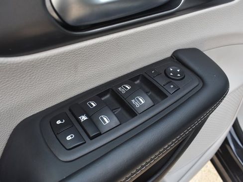 Used 2023 Chrysler Pacifica Touring-L FWD image 12