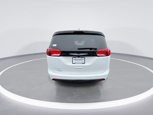 Used 2025 Chrysler Voyager LX image 7