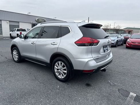 Used 2017 Nissan Rogue SV image 3