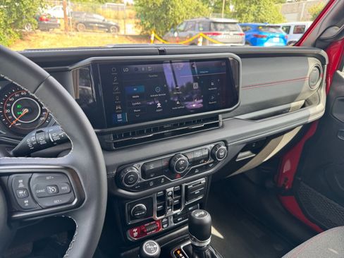 Used 2025 Jeep Wrangler Unlimited Rubicon image 17