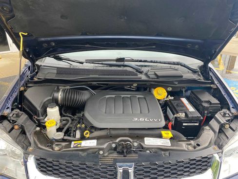 Used 2017 Dodge Grand Caravan SXT w/ Rear Park Assist Package FWD image 6