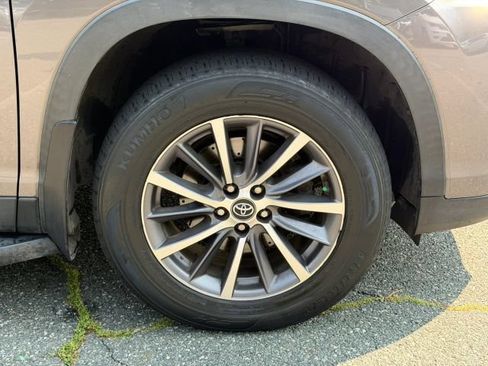 Used 2019 Toyota Highlander XLE AWD/4WD image 9