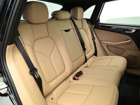 Used 2025 Porsche Macan image 25