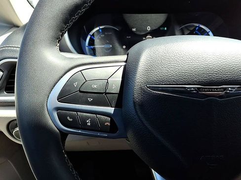 Used 2023 Chrysler Pacifica Touring-L FWD image 26