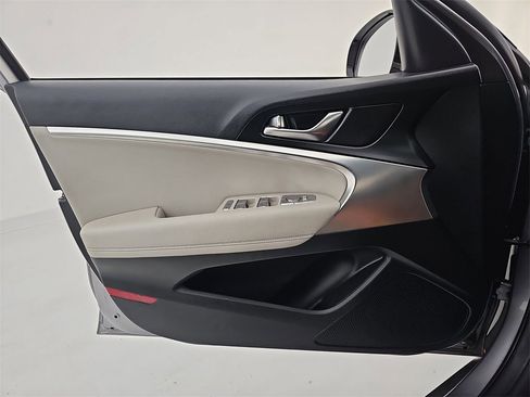 Used 2021 Genesis G70 2.0T image 32