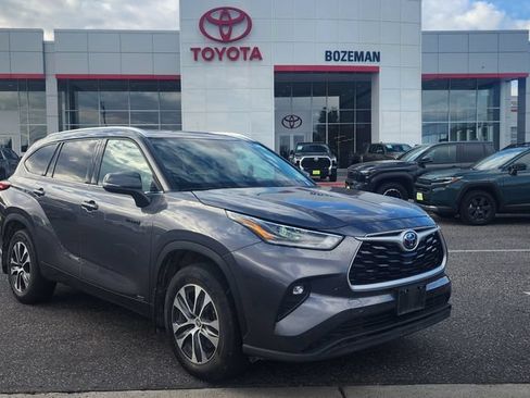Used 2021 Toyota Highlander XLE AWD/4WD image 1