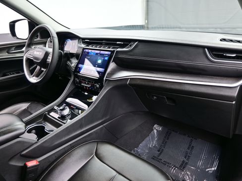 Used 2024 Jeep Grand Cherokee Limited image 15