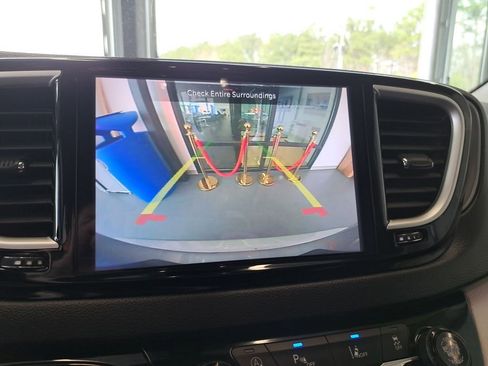 Used 2023 Chrysler Pacifica Touring-L FWD image 21