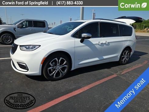 Used 2026 Chrysler Pacifica Pinnacle w/ Trailer Tow Group FWD image 9