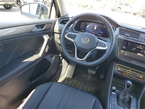 Used 2024 Volkswagen Tiguan SE image 7