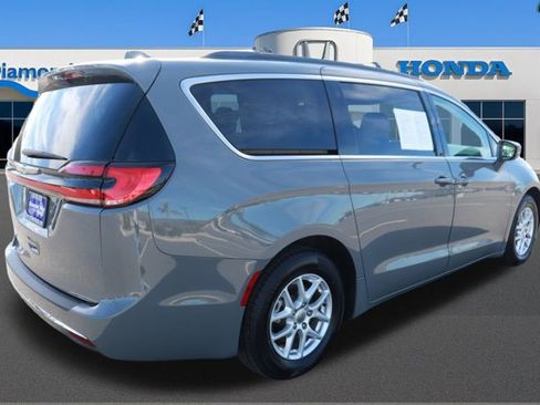 Used 2022 Chrysler Pacifica Touring-L image 6
