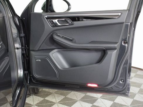 Used 2025 Porsche Macan image 36
