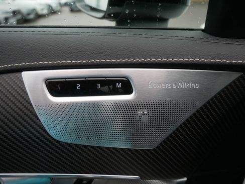 Used 2020 Volvo XC90 T8 R-Design image 12