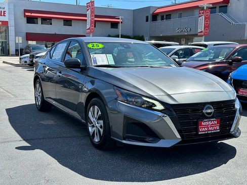Used 2025 Nissan Altima 2.5 S FWD image 10