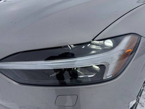 Used 2025 Volvo XC60 B5 Plus image 9