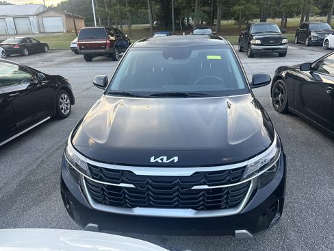 Used 2024 Kia Seltos LX AWD/4WD image 2