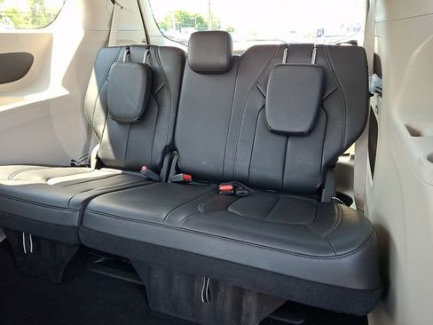 Certified 2023 Chrysler Pacifica Touring-L FWD image 10