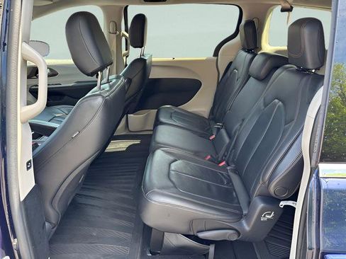 Used 2017 Chrysler Pacifica Touring-L FWD image 5