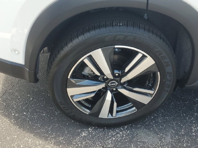 Used 2025 Nissan Rogue SL w/ SL Premium Package FWD image 6