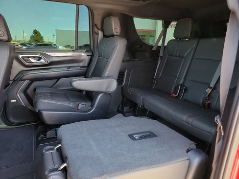Used 2023 Chevrolet Suburban RST w/ Luxury Package AWD/4WD image 8
