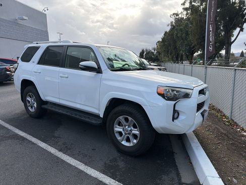 Used 2018 Toyota 4Runner SR5 Premium image 3