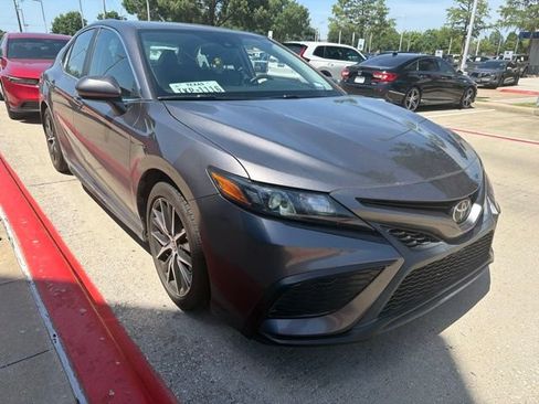 Used 2022 Toyota Camry SE FWD image 3