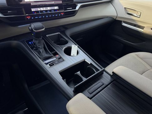 Used 2024 Toyota Sienna Limited image 36