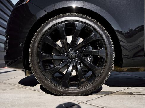 Used 2025 Land Rover Range Rover Long Wheelbase Autobiography image 3