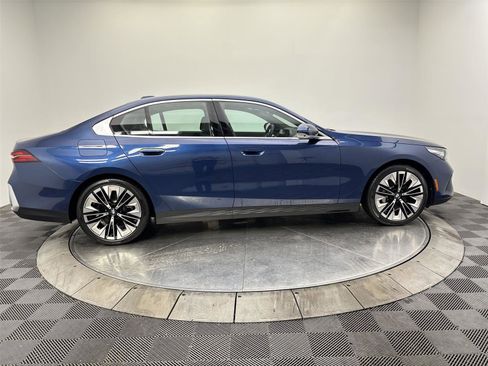 Used 2025 BMW 530i xDrive w/ Premium Package image 17